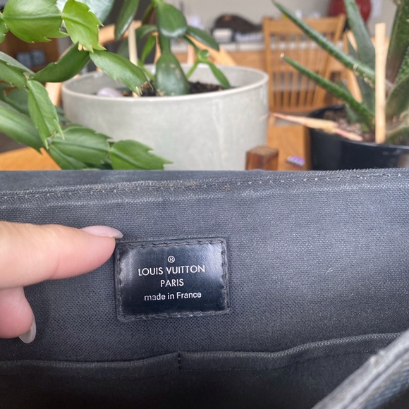 Authentic Louis Vuitton District Messanger Bag - Picture 4 of 10
